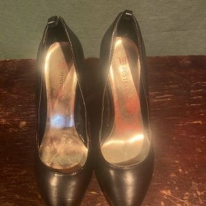 Ladies shoes / heels